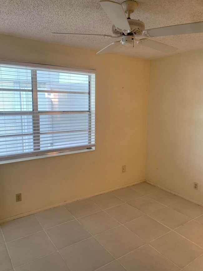 Building Photo - 220 Lake Constance Dr