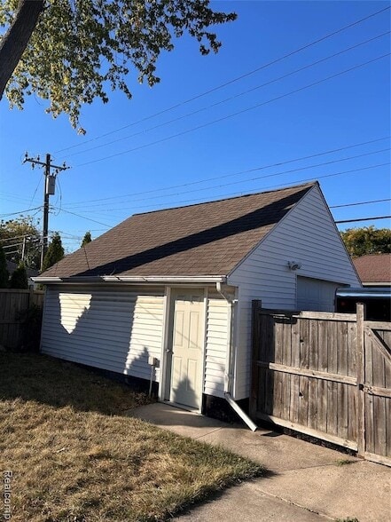 Building Photo - 15161 Sprenger Ave