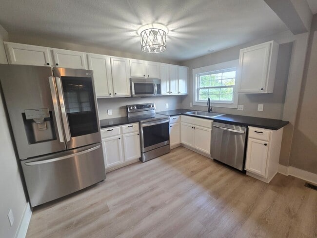 Building Photo - Adorable, remodeled 3br/2ba house close to...
