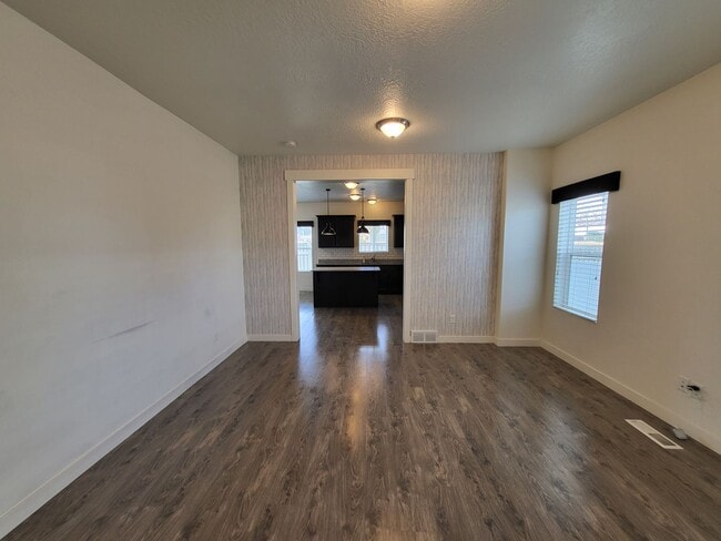 Building Photo - Single Family Home Eagle Mountain