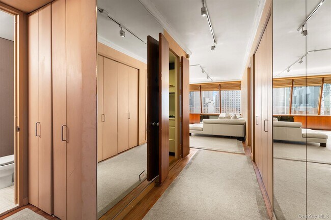 Building Photo - 15 W 53rd St