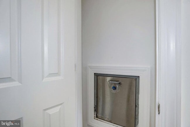 Building Photo - 1555 N Colonial Terrace