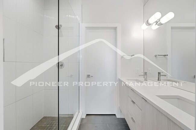 Building Photo - Townhome in the Highlands!