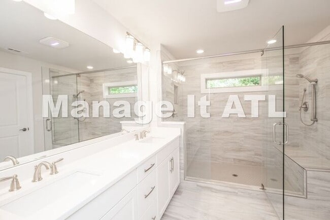 Building Photo - 4 Bedroom Townhome in Chamblee
