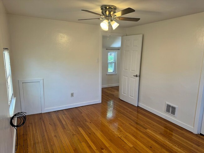 Building Photo - Completely Updated, Open , Quiet House in Oakmont!