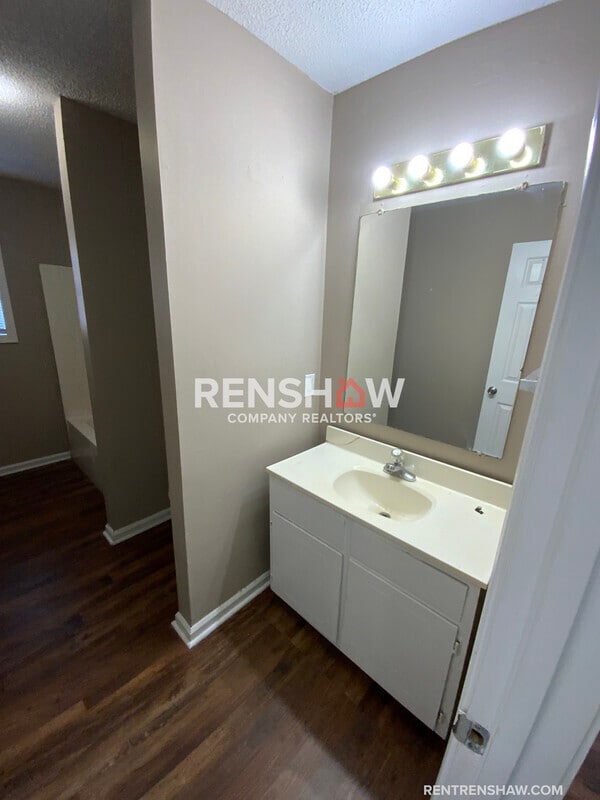 Building Photo - 632 Lee St