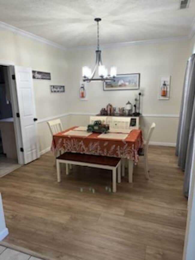 Building Photo - Beautiful, 5-bedroom home in a quiet subdi...