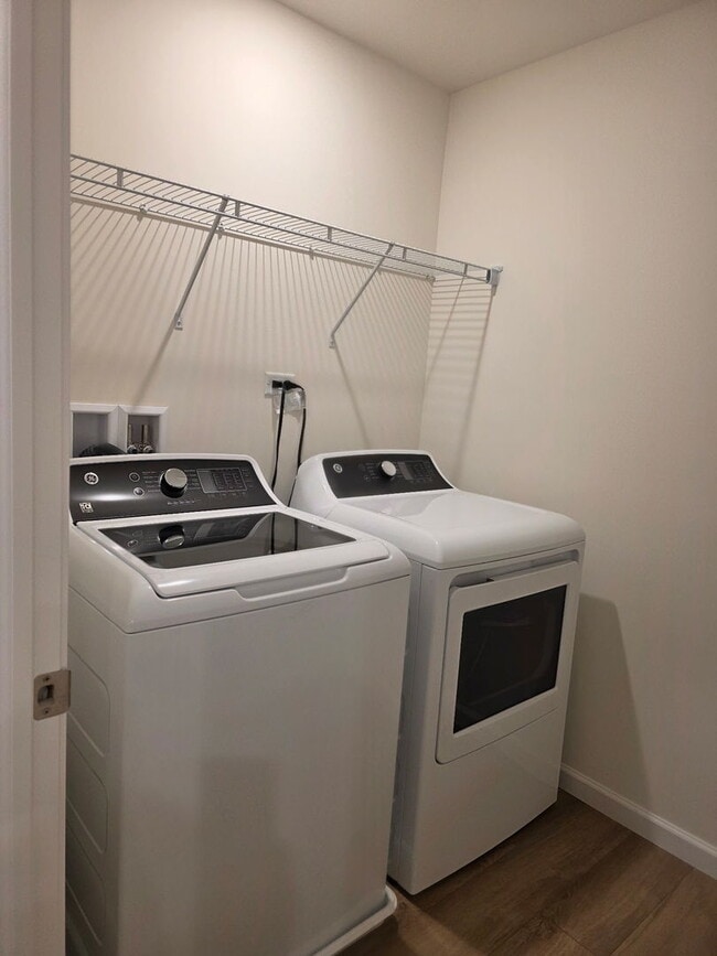 Building Photo - 5933 Hawkweed Dr