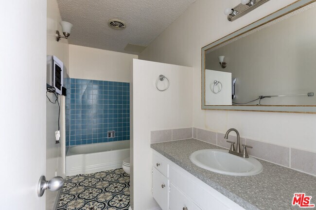 Building Photo - 11131 Rose Ave