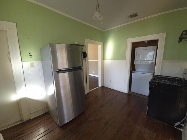Building Photo - Garage Apartment in Historic Fairmount District