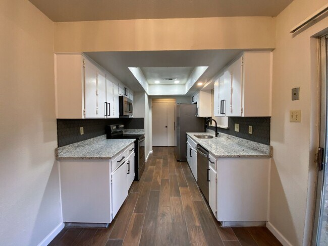 Building Photo - WHISPERING OAKS RARE FIND 3 BD/2 BA AVAILABLE APRIL 7TH!