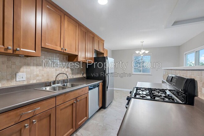 Building Photo - 1128 Saratoga Dr