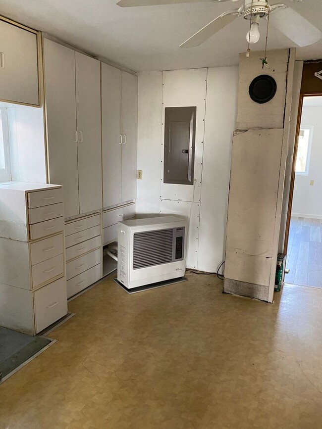 Building Photo - Cute 3 bedroom 1 bath house in country