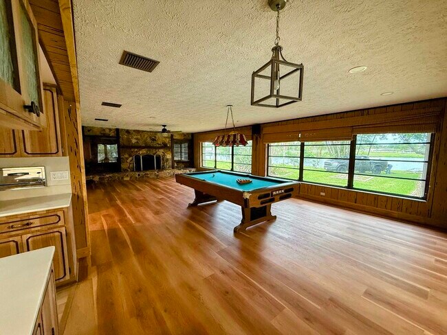 Building Photo - 465 SE Naranja Ave