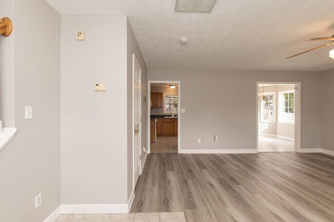 Building Photo - Gorgeous Three Bedroom Home!