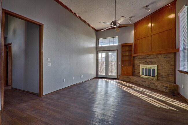 Building Photo - Beautiful house in Yukon 3 bed and 2 bath