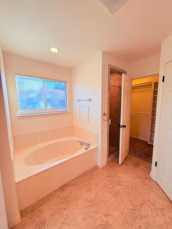 Building Photo - Elegant Two-Story Home in Lakeway