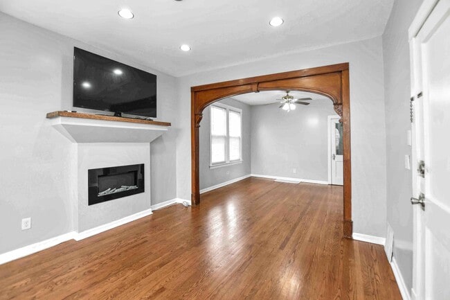 Building Photo - 1302 S 61st Ave