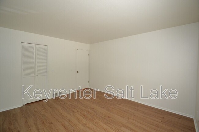 Building Photo - 6877 Countrywoods Cir