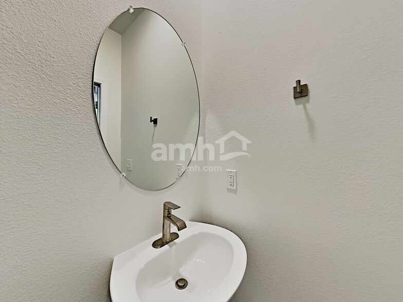 Building Photo - 1910 Macchia Ave