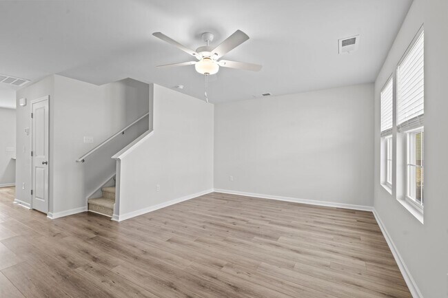 Building Photo - Beautiful 3 Bedroom 2.5 Bath Townhome in East Main Meadows