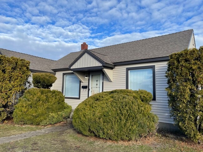 Building Photo - Cozy three bedroom home