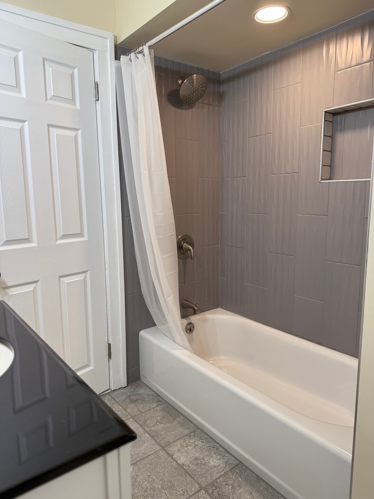 Tub/Shower - 2315 Park Ave