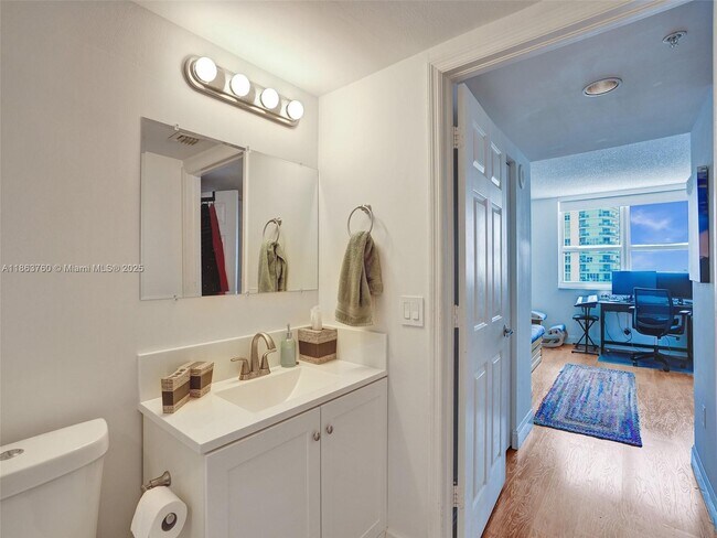 Building Photo - 1155 Brickell Bay Dr