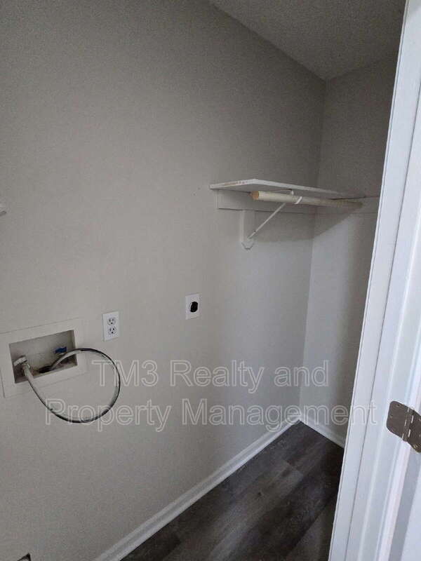 Building Photo - 1602 E Kansas City Rd