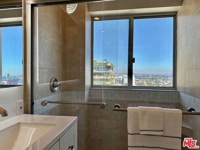 Building Photo - 999 N Doheny Dr
