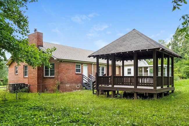 Building Photo - 1401 Cherry Ave