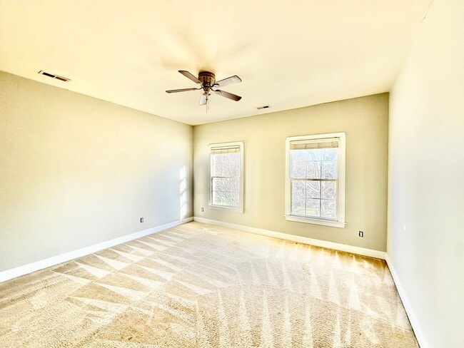 Building Photo - 715 Fairway Point Dr