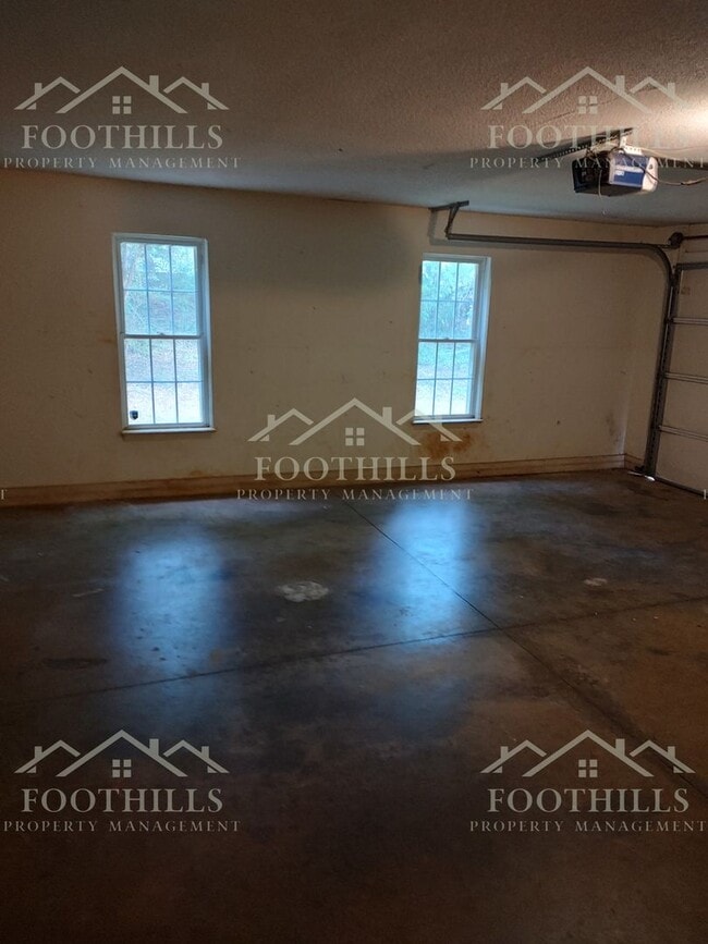 Building Photo - 3-Bedroom Home with Scenic Views in Pendle...