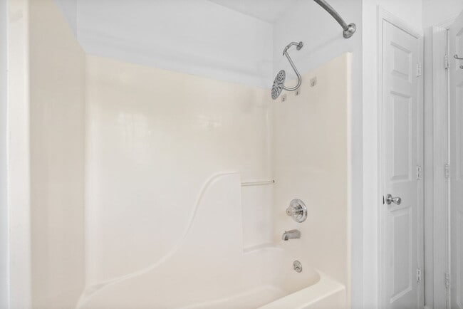 Building Photo - Pet Friendly Three Bedroom in Springfield!