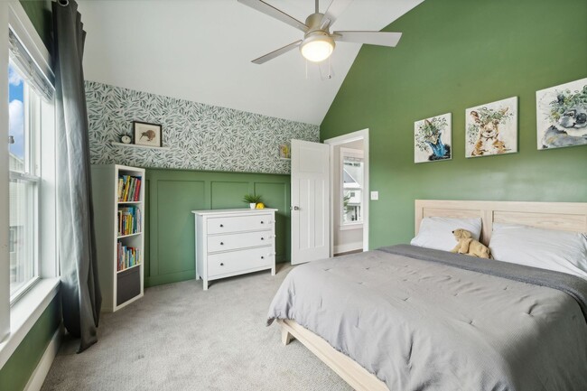 Building Photo - Urban Living just minutes from Downtown Na...