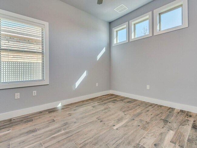 Building Photo - 103 E Walter Ave