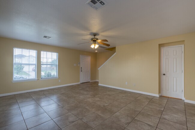 Building Photo - Spacious 4-Bedroom Home in Prime Round Roc...