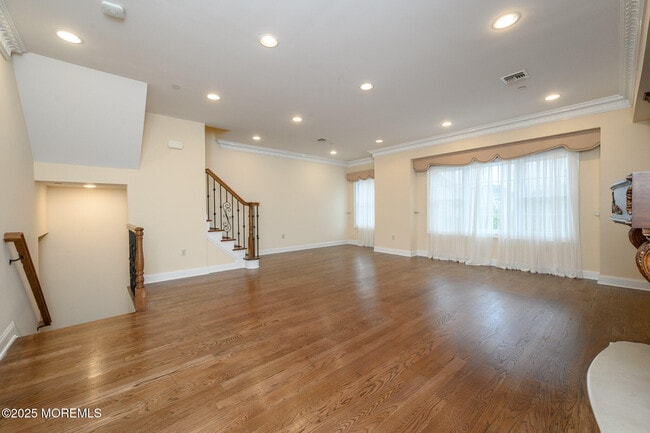 Building Photo - 25 White Oak Ln