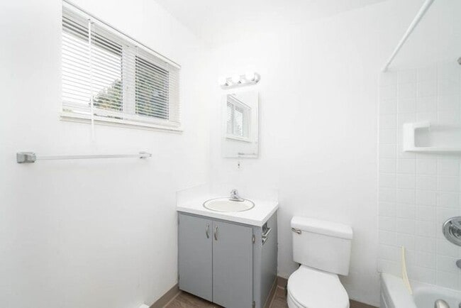 Building Photo - 2 bedroom unit close to downtown Gresham!!