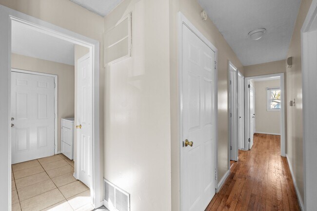 Building Photo - 2910 Kanewood Dr