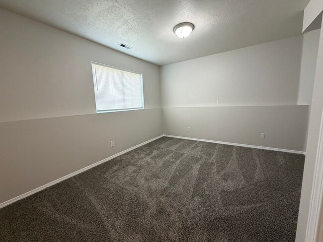 Building Photo - Great 4 bed 2 bath home with RV parking in...