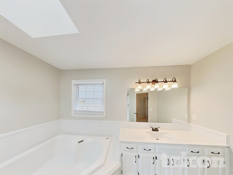 Building Photo - 210 Rollingwood Ct