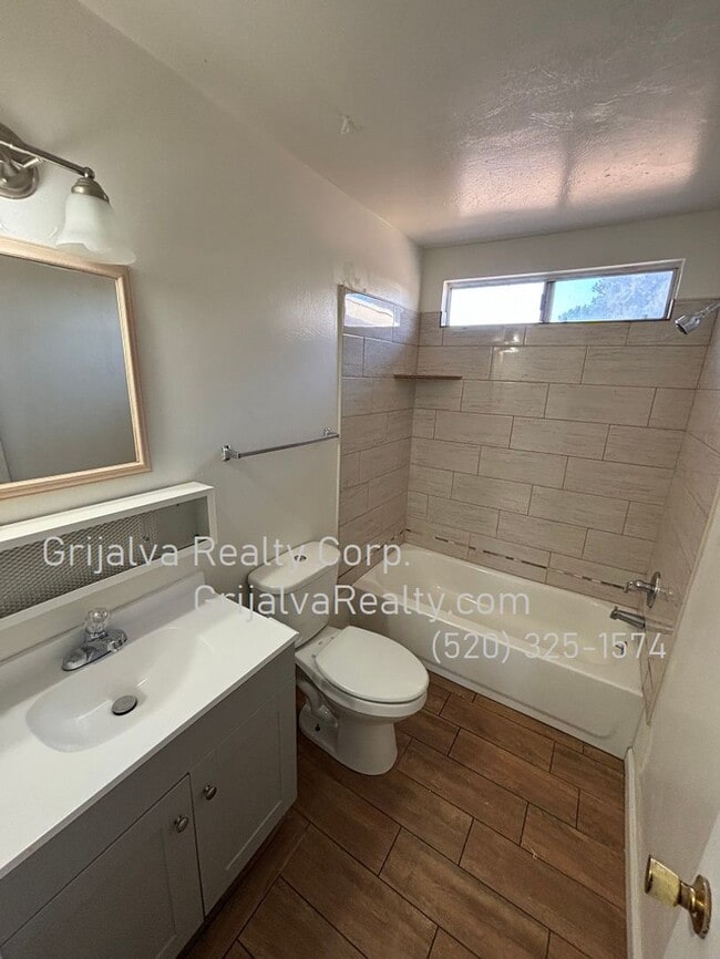 Building Photo - 3 Bed, 2 Bath Townhouse for Rent on the East Side (Escalante/Kolb)