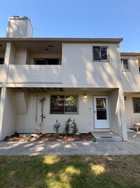 Building Photo - 2 Bed/2.5 Bath Townhome with Garage, Pool and Tennis Court