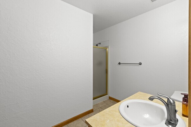 Building Photo - 103 E Miller Ct