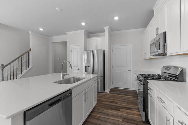 Building Photo - 5715 Woodlawn Dr