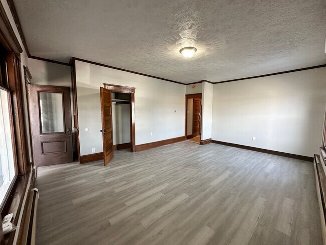 Building Photo - Newly Renovated 2 bedroom/1 bath Apartment!