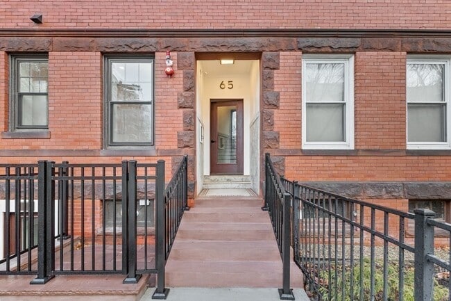Building Photo - 65 Pleasant St
