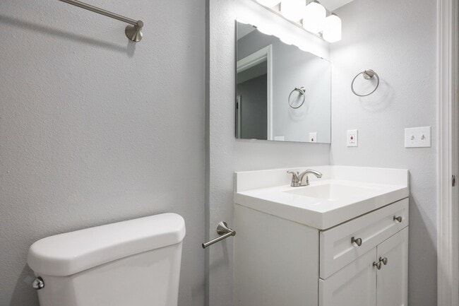 Building Photo - Renovated Basement level unit - West Linn, OR