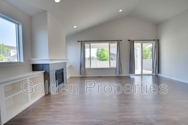 Building Photo - 2172 W Camus Dr